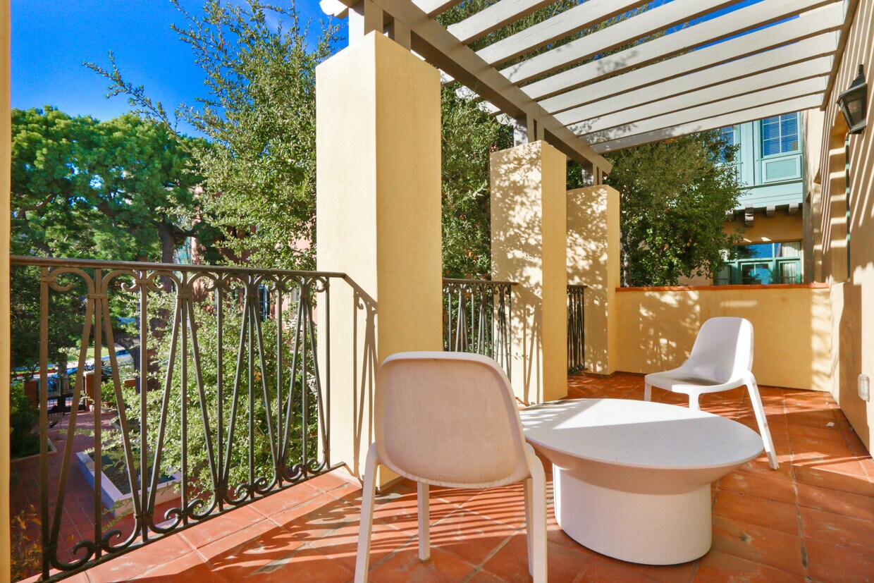 Floor Plan - 3 BDR+ townhouseView+Private Large patio