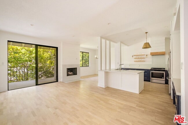 Building Photo - 502 San Vicente Blvd Unit 302 Rental
