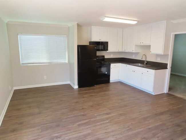 Building Photo - Renovated Two Bedroom Condo in Gated Community Unit 19