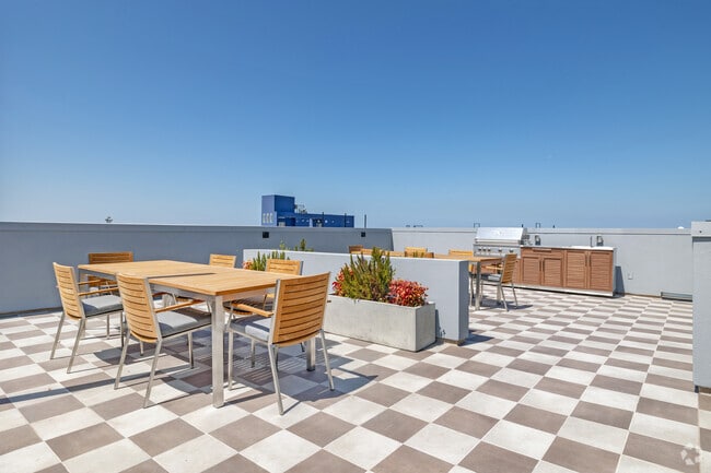 Rooftop Dining - Elle at Westchester