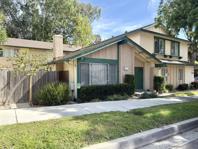 Building Photo - Spacious Townhome in Fire Mtn. w/ Attached Garage!