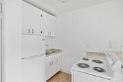 1BR, 1BA - 460SF - Kitchen - The Plaza