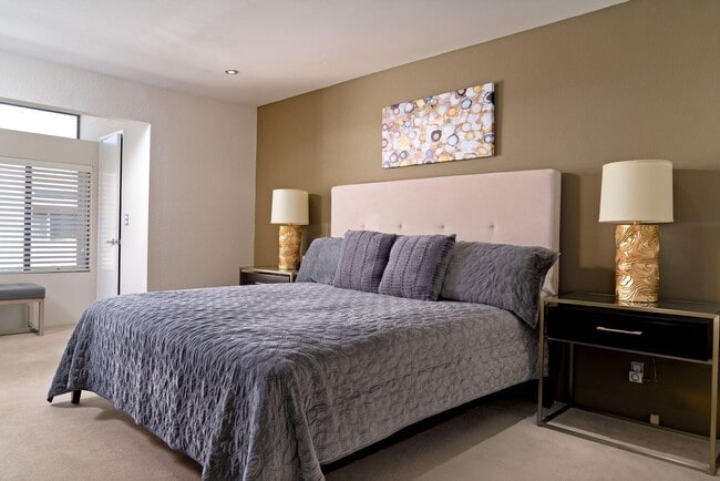 Photo - 943 Village Square N