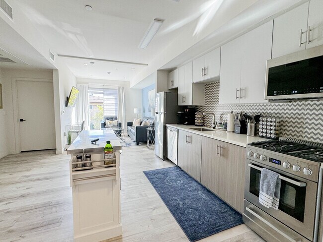 1 BD, 1 BA - Kitchen (Monroe) - Legacy Tamarind