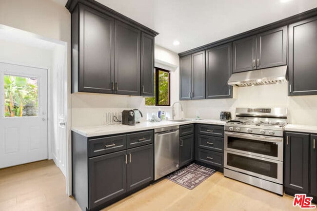 Photo - 4437 Vantage Ave