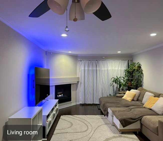 Building Photo - 5565 Canoga Ave Unit #