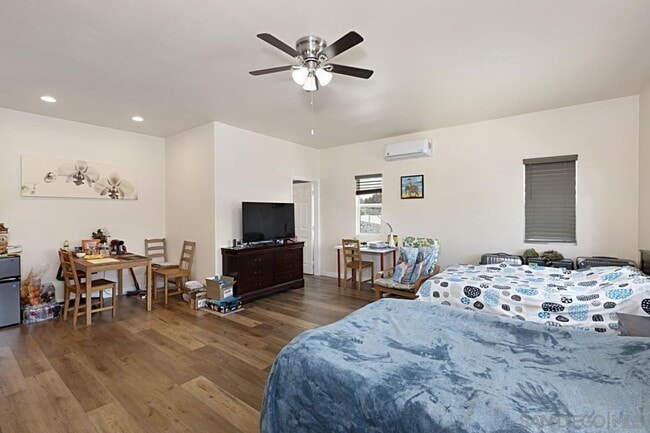 460 sqft room. Large enough for 2 beds, living, dining and office area. Vaulted ceiling. 8 windows. - 3722 Ben St Unit 2