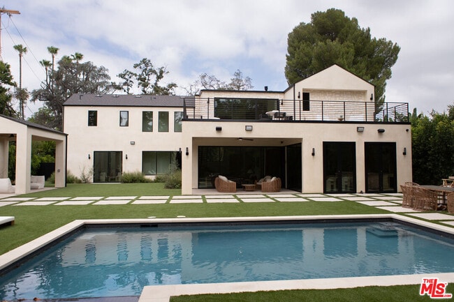 Photo - 5064 Encino Ave