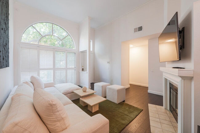 Photo - 5455 Sylmar Ave