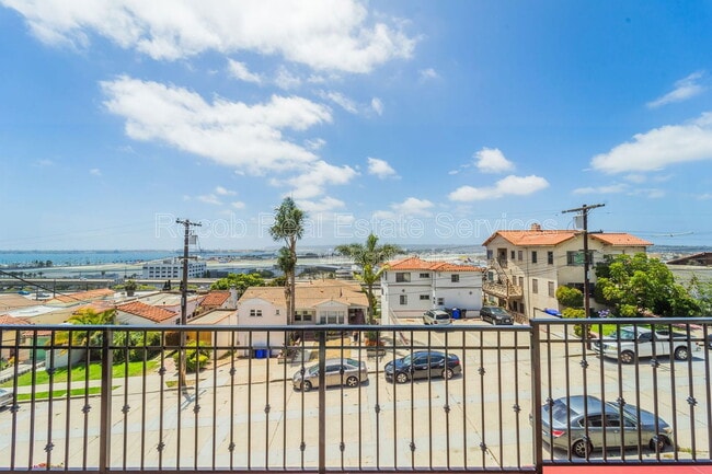 Photo - 3345 Columbia St