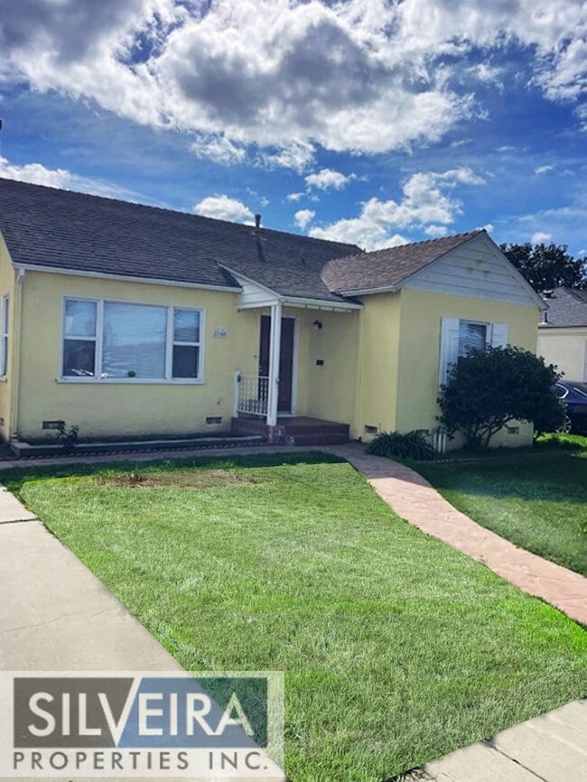 Building Photo - Inviting 2 Bedroom Home ready and available for rent!