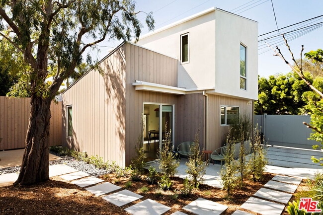 Building Photo - 2209 Louella Ave