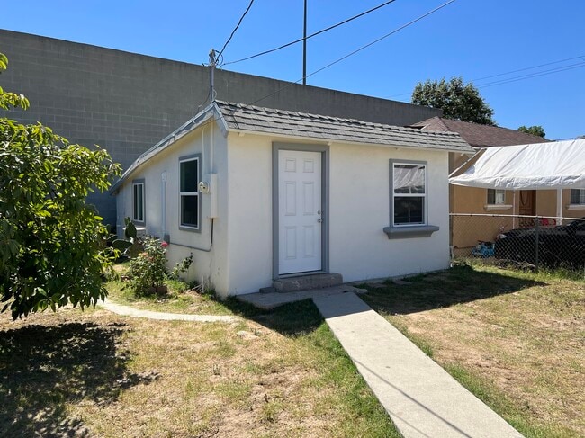 Building Photo - 334 S 8th St Unit 1/2