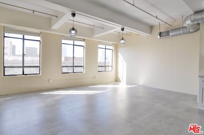 Building Photo - 849 S Broadway Unit 806