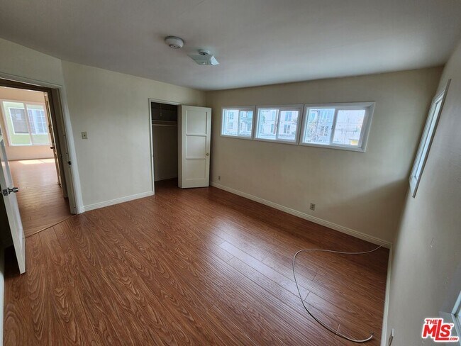 Photo - 5264 Cahuenga Blvd