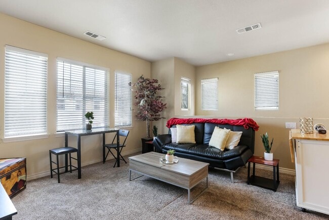 Photo - 3170 Levante St