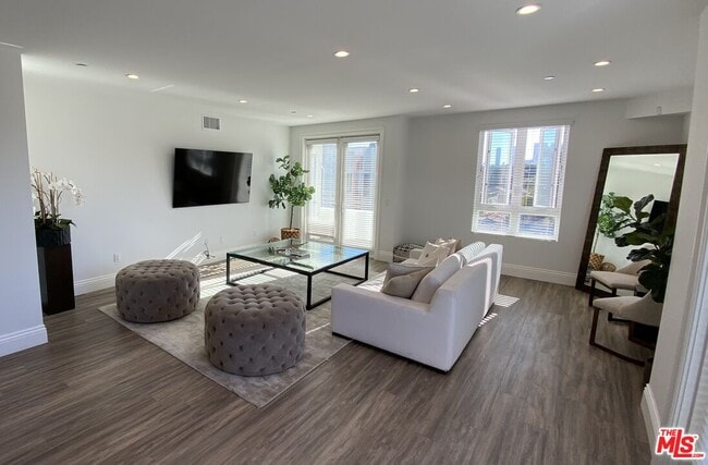 Building Photo - 8700 Chalmers Dr Unit PH #401