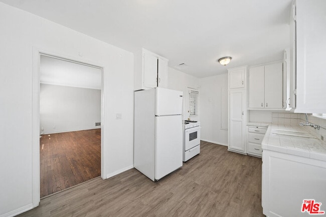 Photo - 1402 N Mansfield Ave Unit 1402 1/2