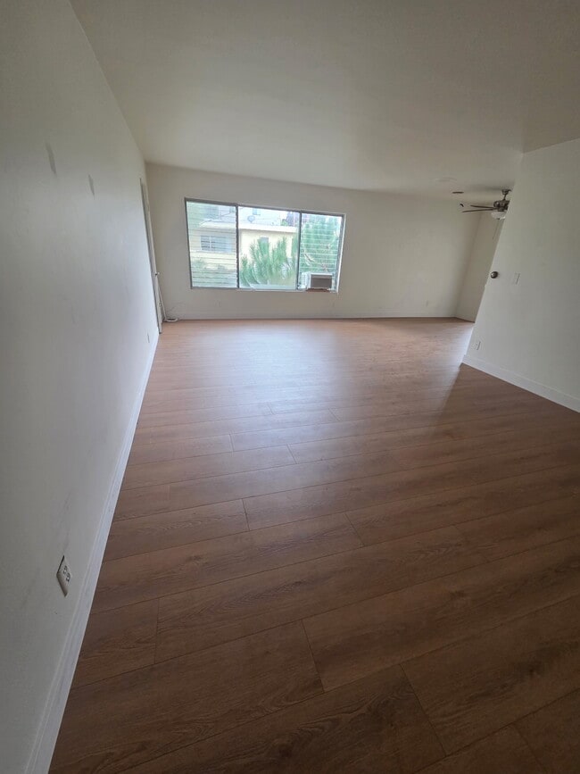 Building Photo - 3834 Mentone Ave Unit 8