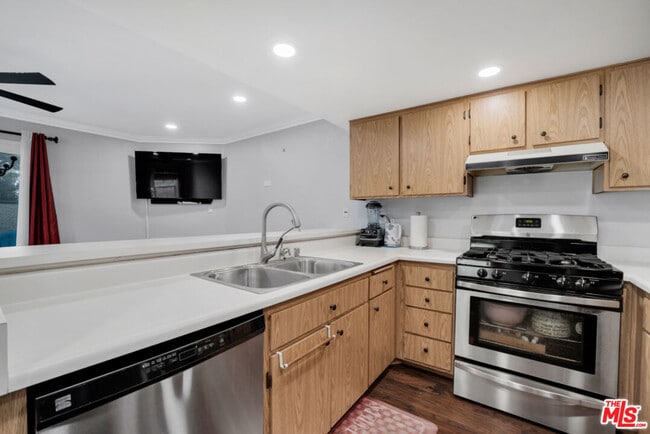 Building Photo - 18209 Sierra Hwy Unit 115