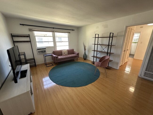 Building Photo - 2453 Silver Lake Blvd Unit 2453-C Rental