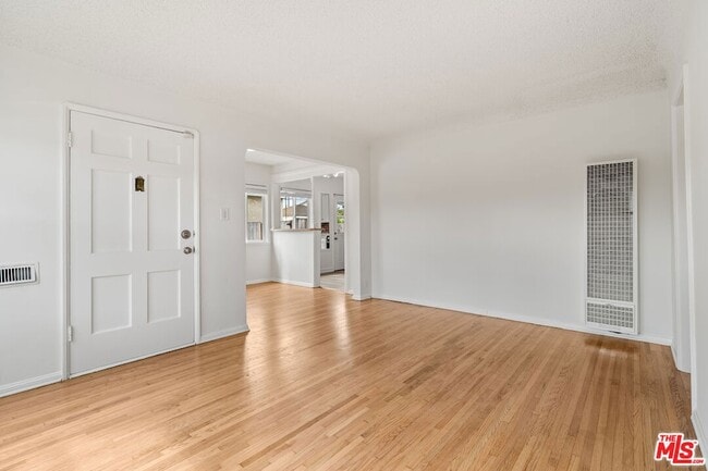 Photo - 7869 Croydon Ave