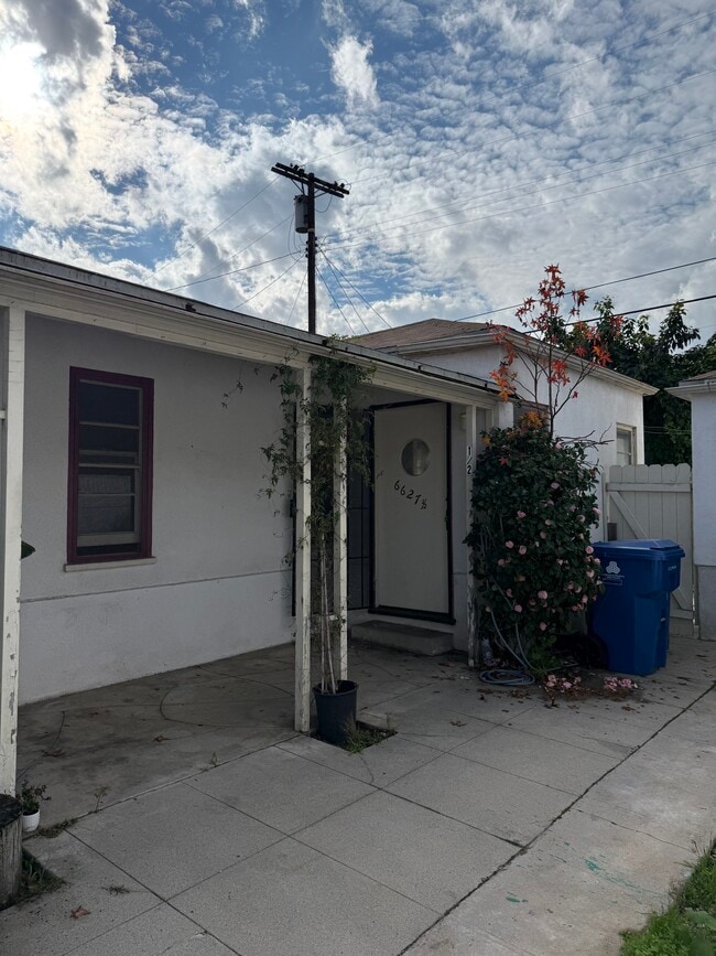 Building Photo - 6627 Farmdale Ave Unit 6627 Farmdale Ave