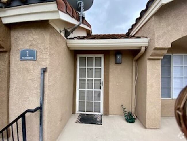 Building Photo - 2 Bed, 2 Bath Upper End Unit in Beautiful ... Rental