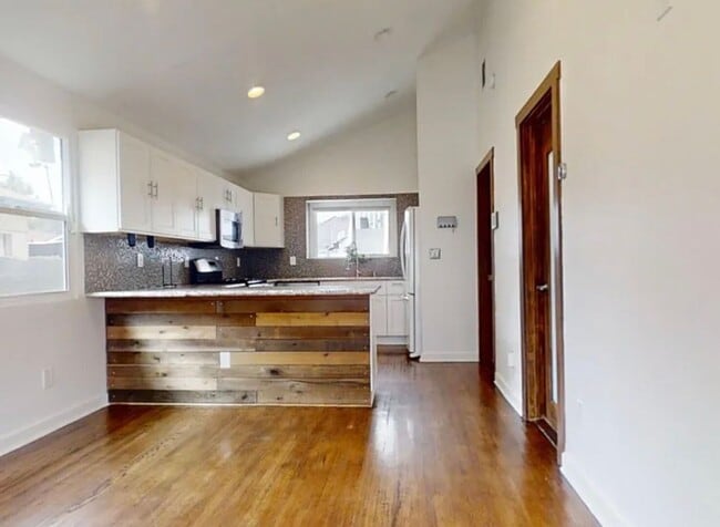 Photo - 3629 Marmion Way