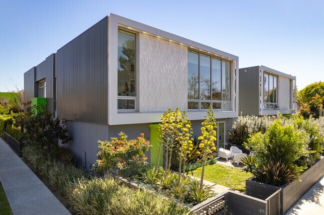 858 N Sycamore Ave - The Geffen