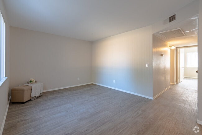 2BR, 1BA - 844SF - Granada Villas