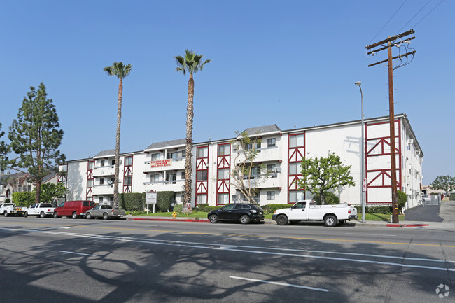 Warner Manor Apartments - Warner Manor Apartments