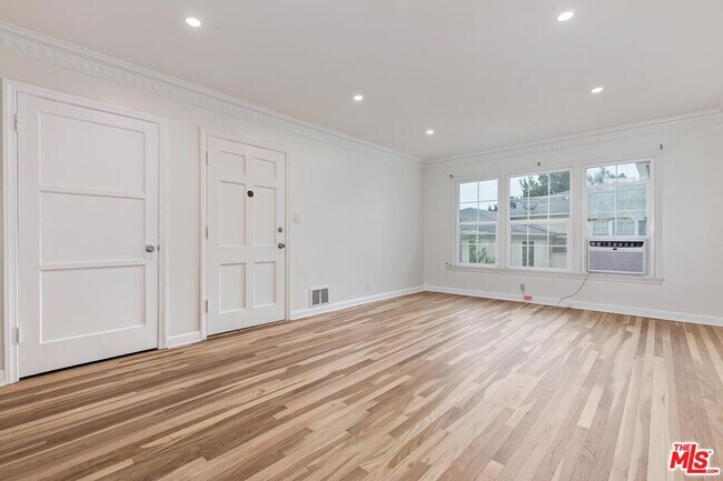 Photo - 405-404 Shirley Pl Unit 3/4