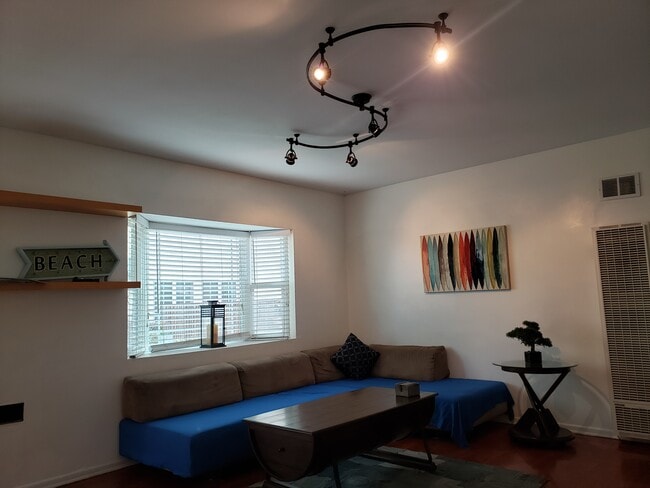 Building Photo - 707 Vernon Ave Unit 707