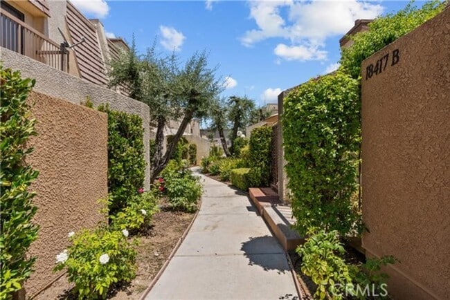 Photo - 18411 Collins St