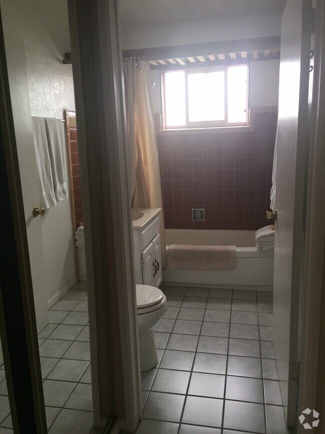 Building Photo - 863 Ocean Ln Unit D Rental