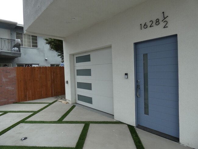 Building Photo - 1628 S La Brea Ave Unit 1628 1/2 La Brea