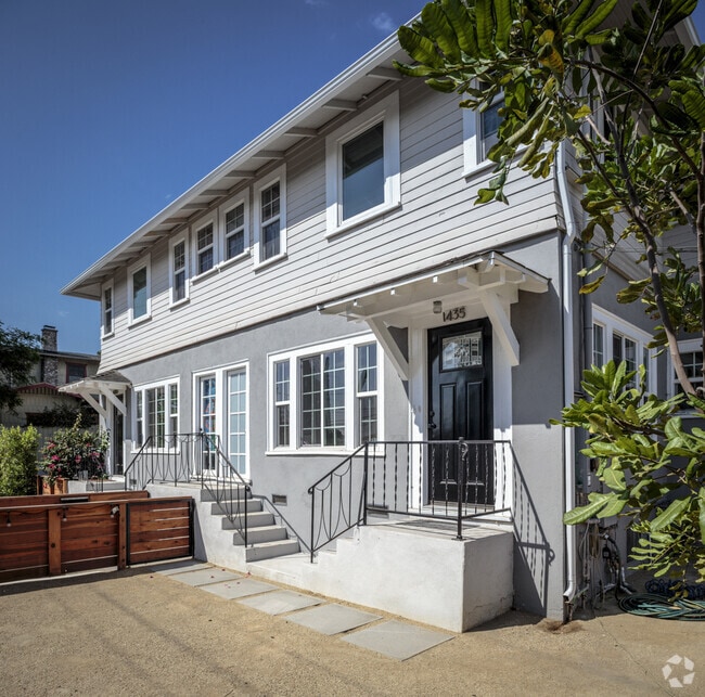 Building Photo - 1433 Talmadge St Unit 1435 Talmadge St Rental