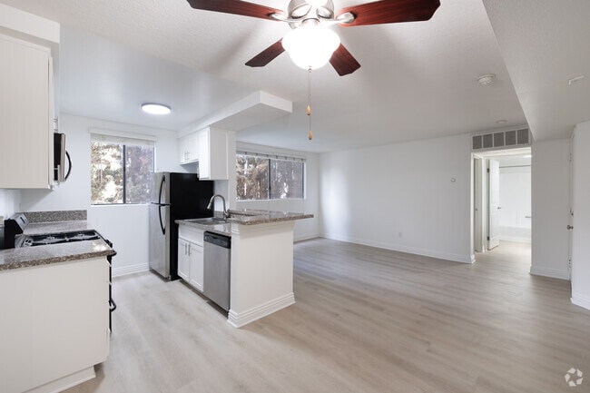 2BR, 2BA - 890SF - Dining Room - Chateau W6600 Apartment Homes