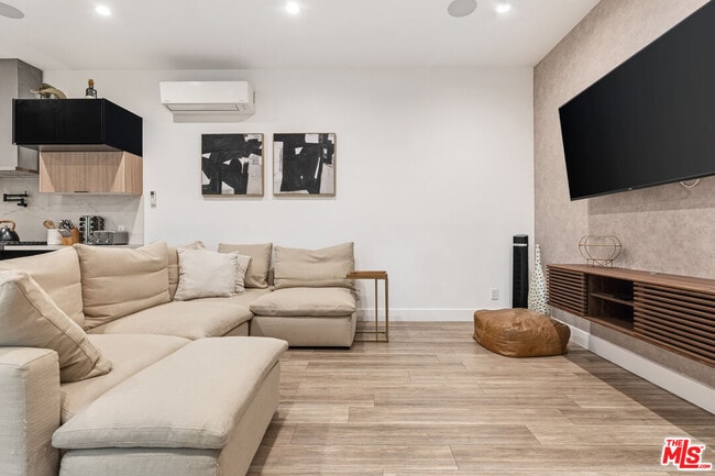 Photo - 22747 Erwin St