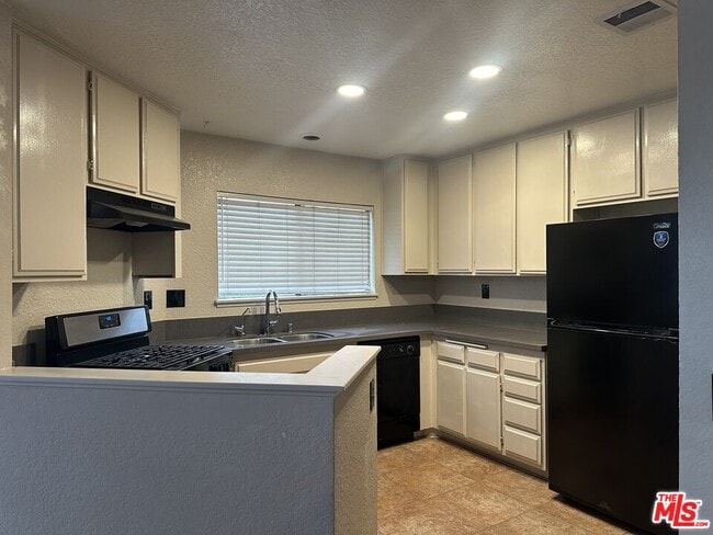 Photo - 77 Willowcrest Ln