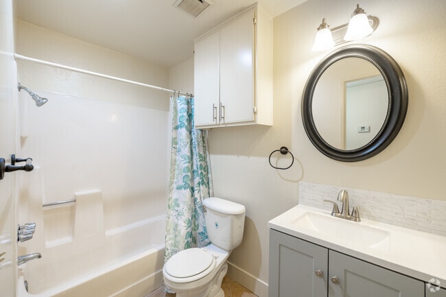 1BR, 1BA - 600SF - Bathroom - 5000 Laurel Canyon Blvd