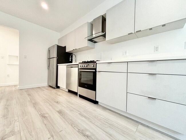 Building Photo - 564 N Kenmore Ave Unit 3 Rental