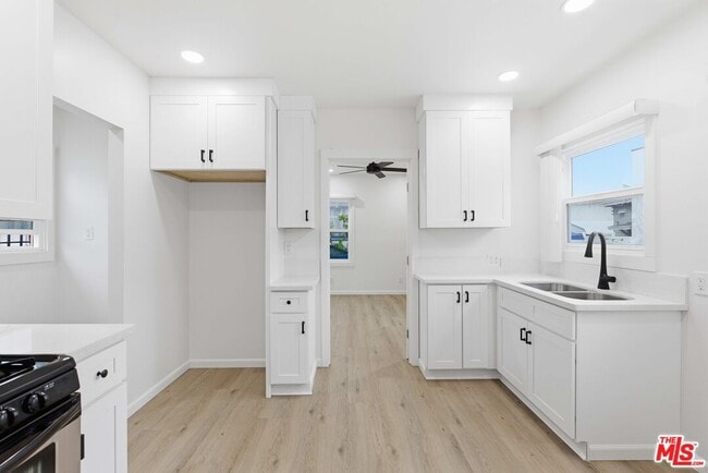 Building Photo - 580 W 15th St Unit C