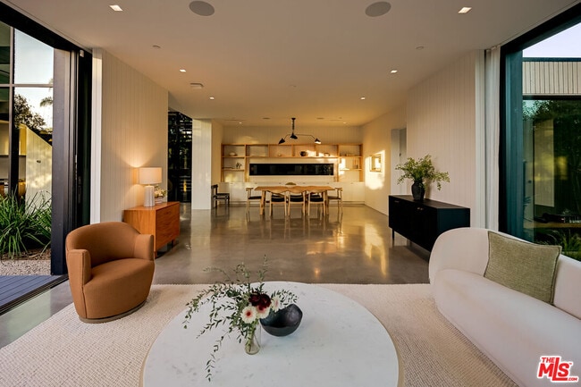 Building Photo - 901 Flower Ave