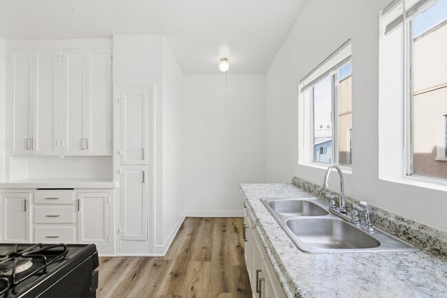 Photo - 707 W 48th St Unit 707 1/2