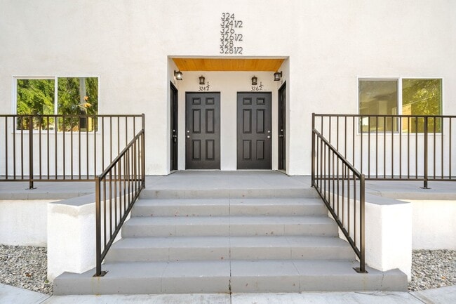 Building Photo - Must See! Unit 324 1/2