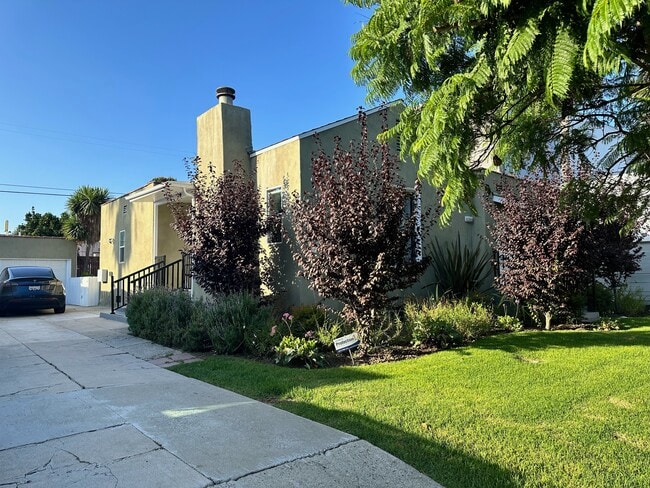 Building Photo - 10923 Ayres Ave