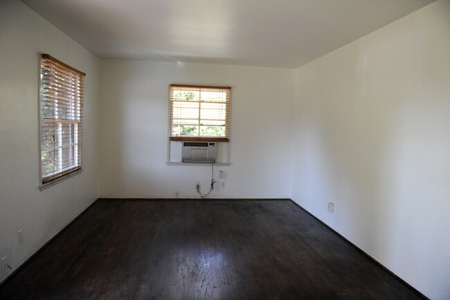 Photo - 5622 Hazeltine Ave Unit front