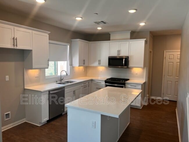 Building Photo - 8696 Camden Dr